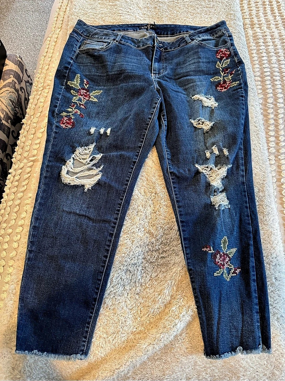 ONE5ONE Distressed Embroidered Skinny Jeans Waist 20W in Blue